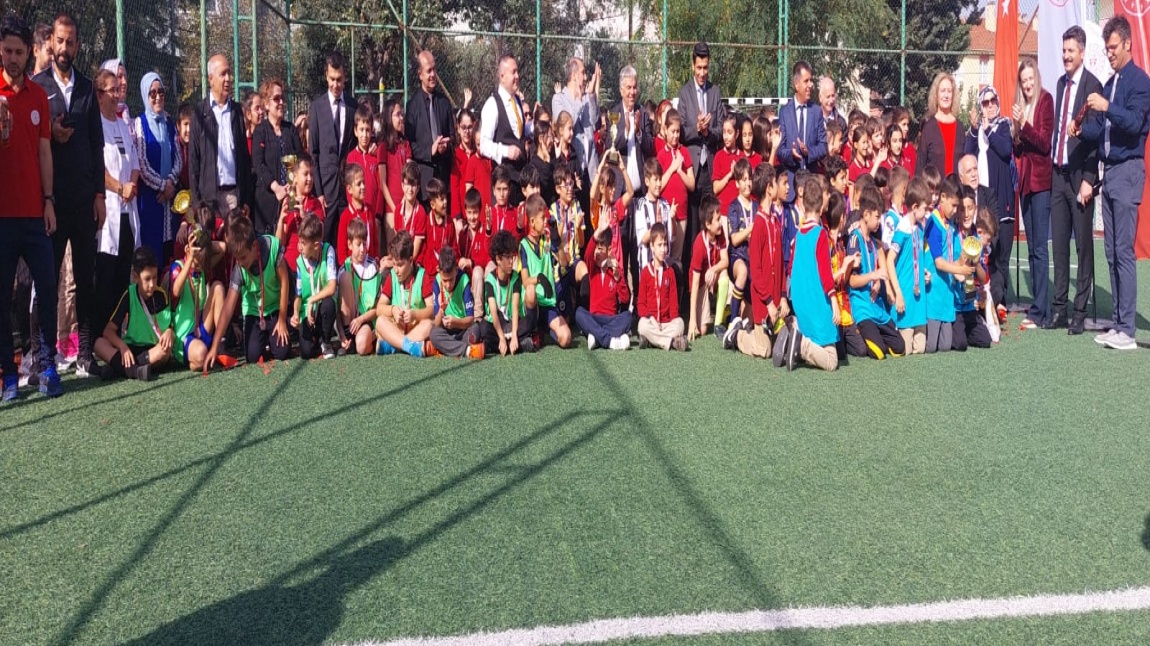  Hatice Fahriye Eğinlioğlu İlkokulunda 4. sınıflar arası futbol turnuvası 